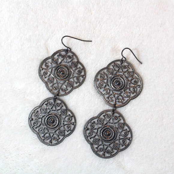💖Black Filigree Cut-out Dangle Light Weight Medallion Indie Earrings - Picture 3 of 3